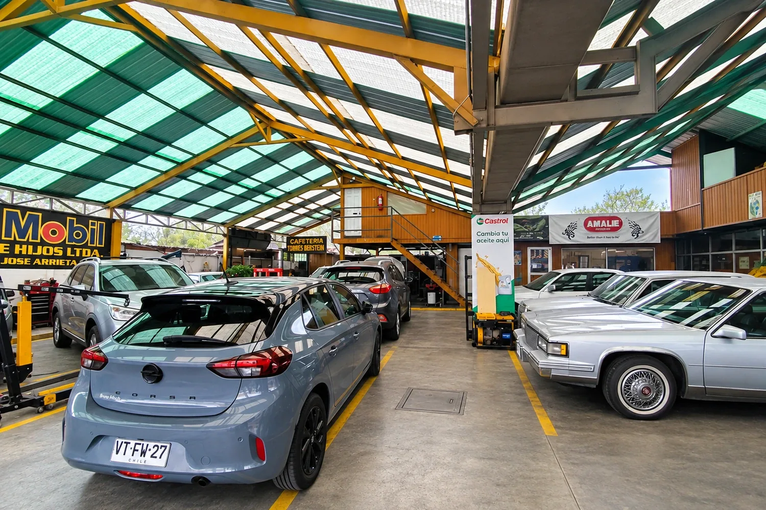 Interior del Lubricentro Torres Berstein e Hijos